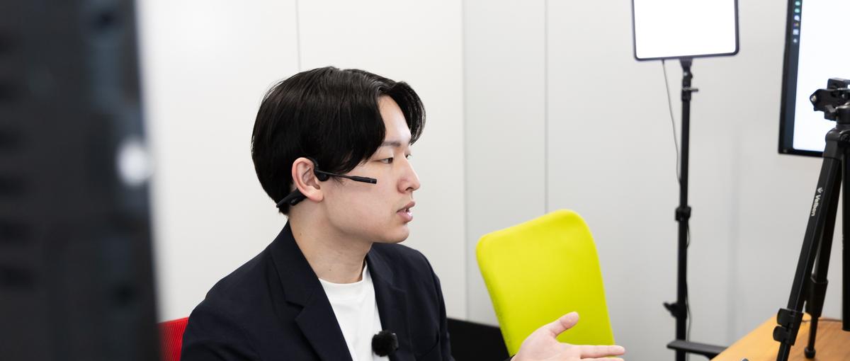撮影に同行し経営者の話を最前列で聞く学生インターン