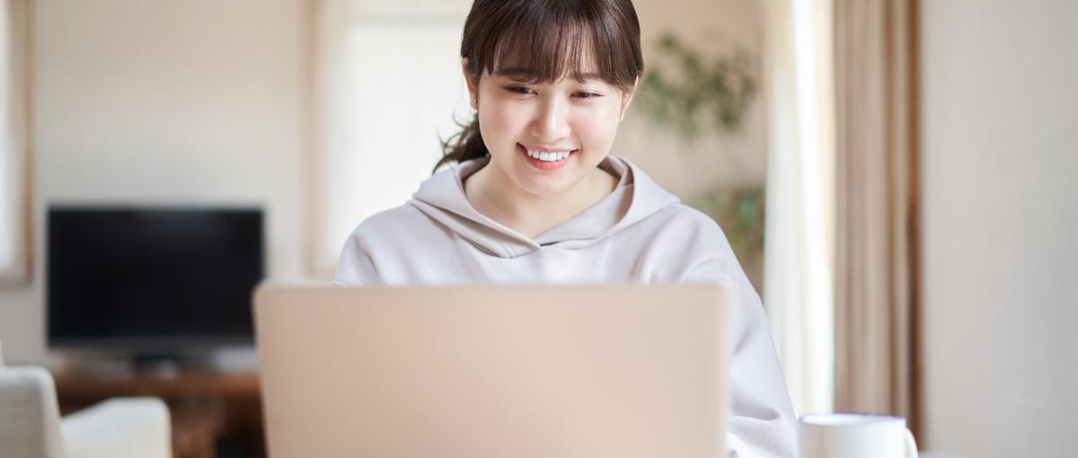 場所を選ばず経理に携わる。チーム体制で複数企業のバックオフィスを支援