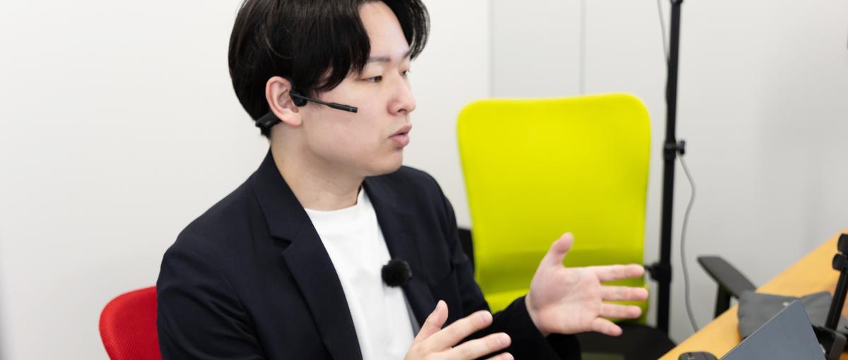 展示会で経営者に直接話しかける営業の学生インターン