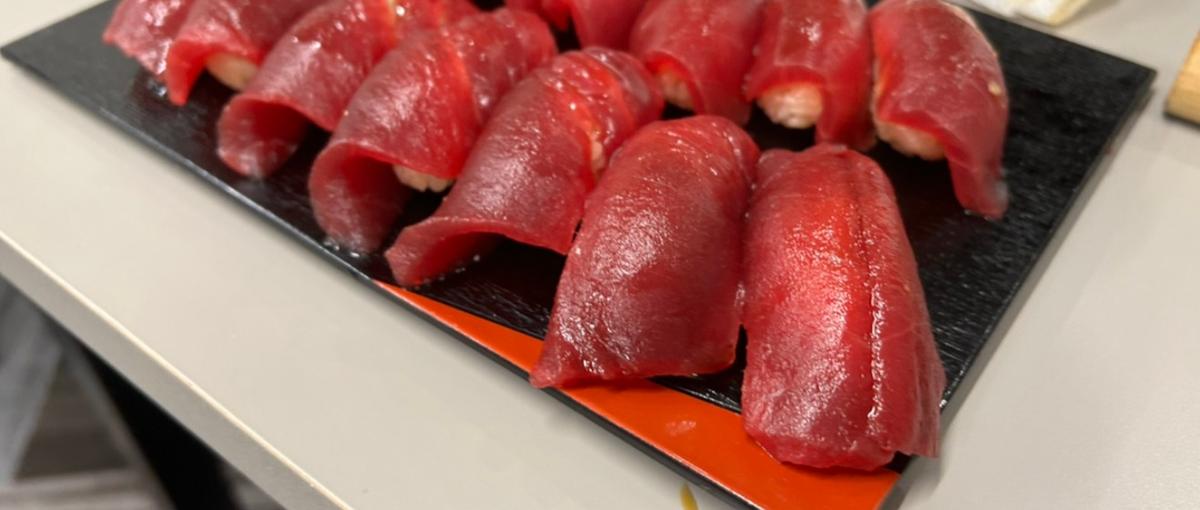 集え。　気合があるヤツ、 一生働くヤツ、 あとめっちゃ飯食うヤツ！！！！！