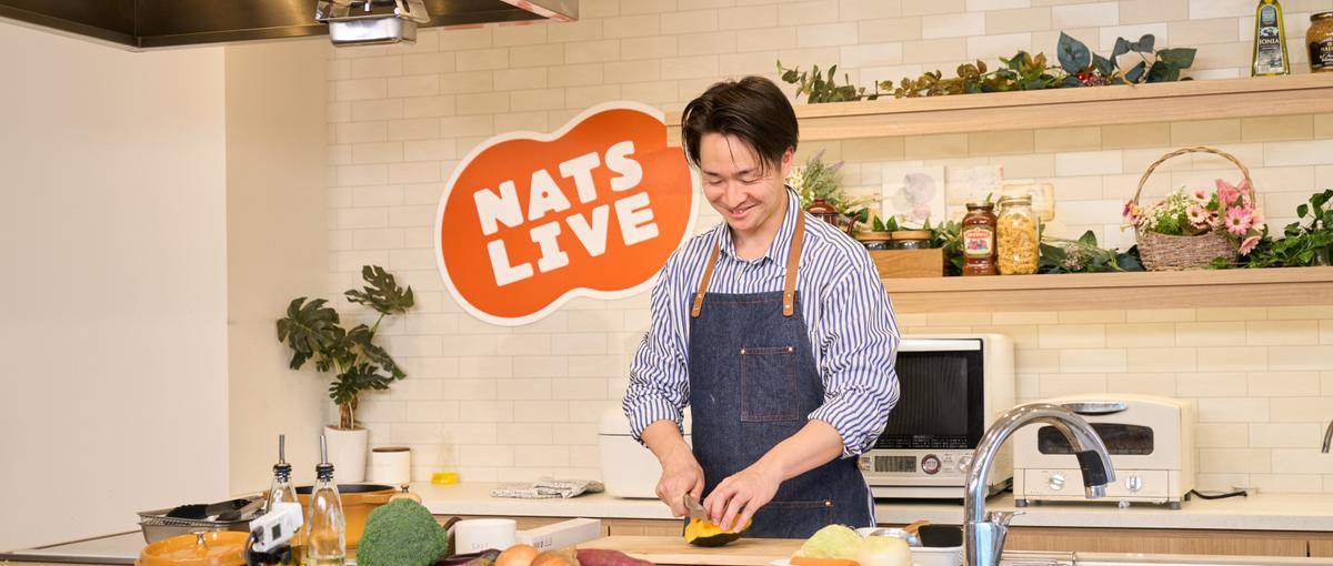 人気アニメとのコラボカフェを盛り上げるライブカフェスタッフ