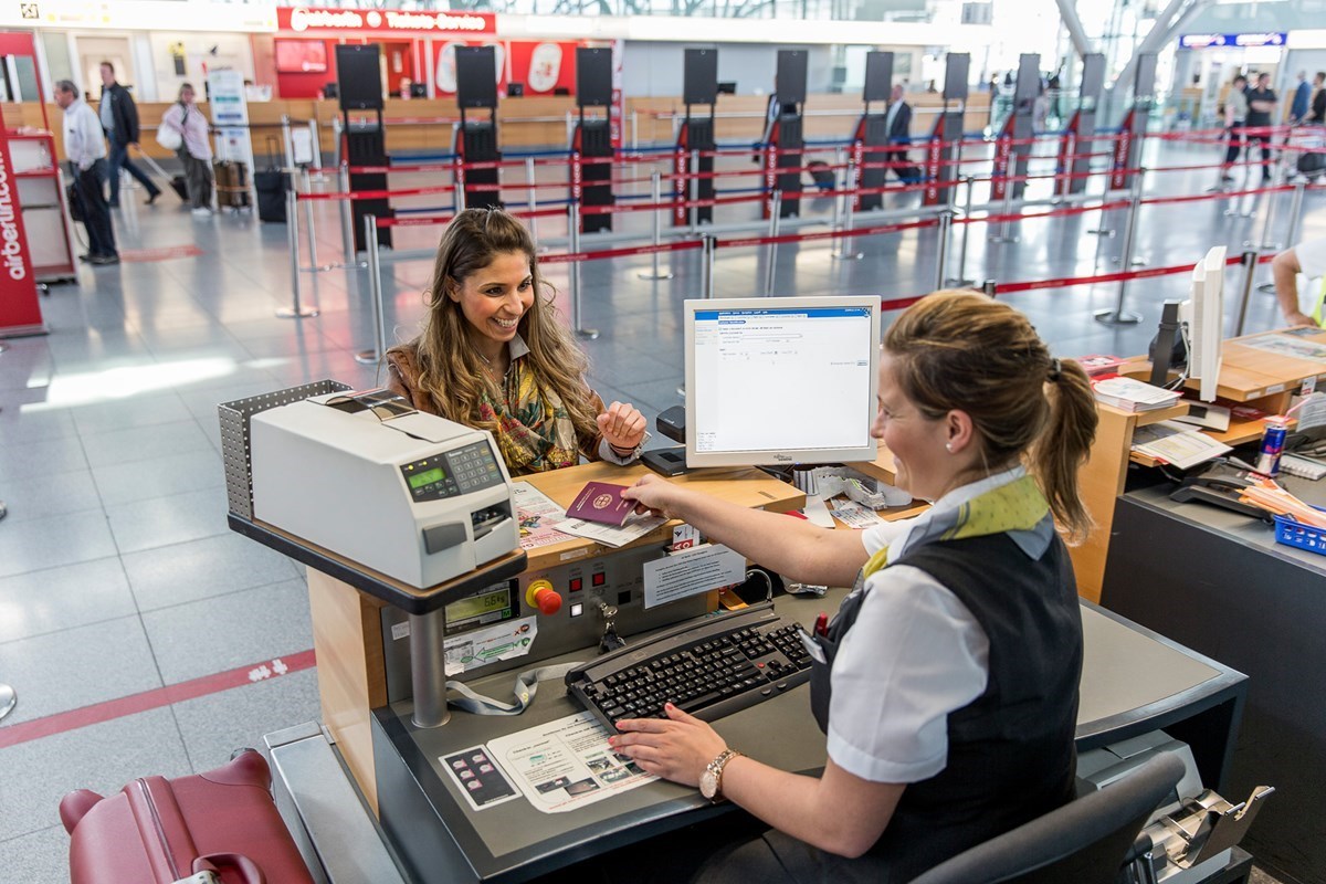 Check in. Кассир в аэропорту. Clerk в аэропорту. Стойка регистратора в аэропорту.