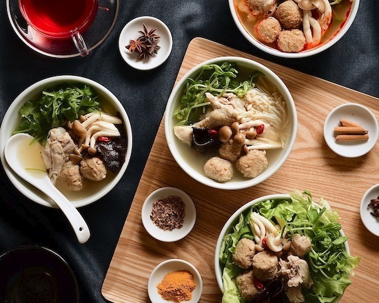 薬膳と健康料理 ランチの定番！薬膳スープ粥🫕 丸鶏・牡蠣・干し貝柱・昆布