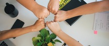システムを属人化させない、エンジニア全員で取り組むサポート体制