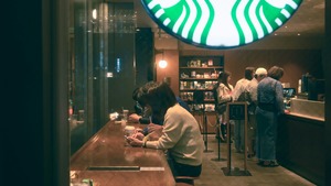 スタバの椅子の座り心地が悪い理由とは？
