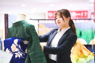 さが美無地小紋ストレッチ素材しつけ糸付き 新品 さが美謹製 着物“今も昔も変わらぬ想い…和を心得て物語を