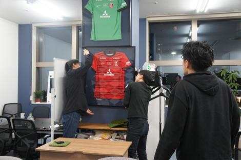 浦和レッズ Official Alumni Comのロゴが入ったユニフォームをオフィスに飾りました 株式会社ハッカズーク