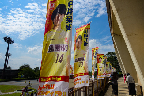 新卒デザイナーが奮闘 松江シティfcサポーター企業の看板デザインに密着しました フェンリル